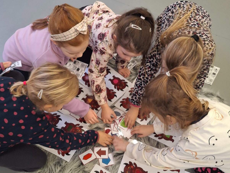 Putování Včeliček a Sluníček za Vánocemi