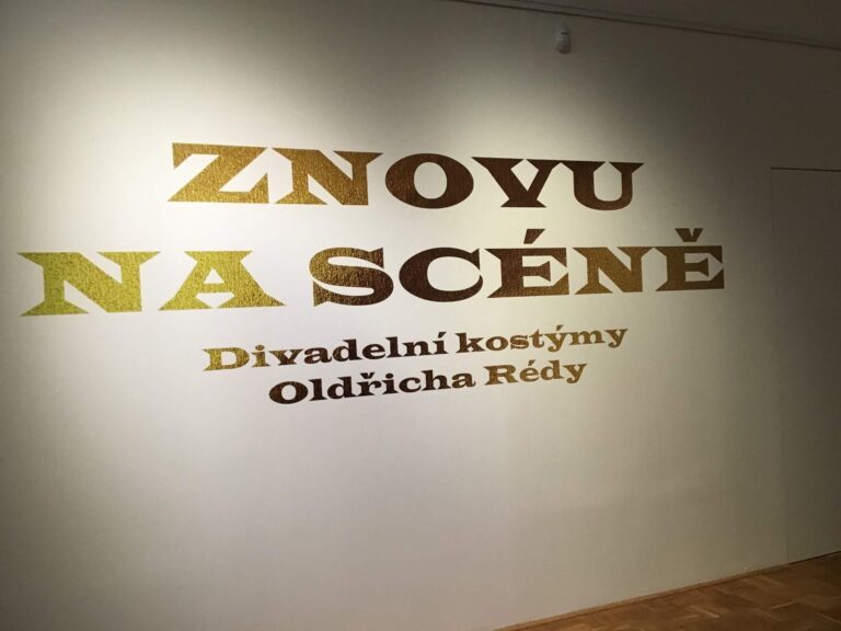 Znovu na scéně, Divadelní kostýmy