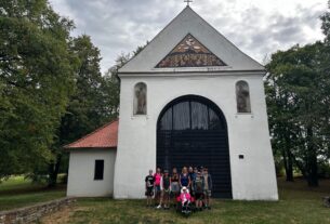 Od rozcestníku ke kapli